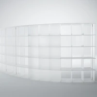 Nur ein Hauch von Regal: «screen» aus gefrostetem Plexiglas ist ein Raumteiler, der höchstmögliche Transparenz bietet.