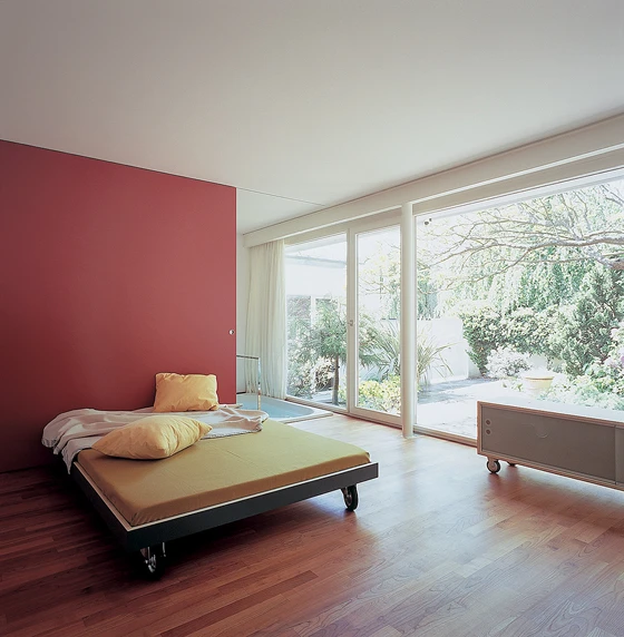 Klare Linienführung: Das Bett auf Rollen möchte Ruhe und Mobilität vereinen.