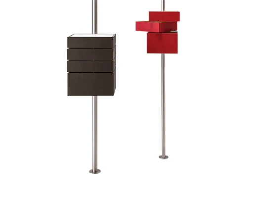 Von der Stange: Aufbewahrung «swing» passt sich – zwischen Boden und Decke verspannt – jeder Raumhöhe an.