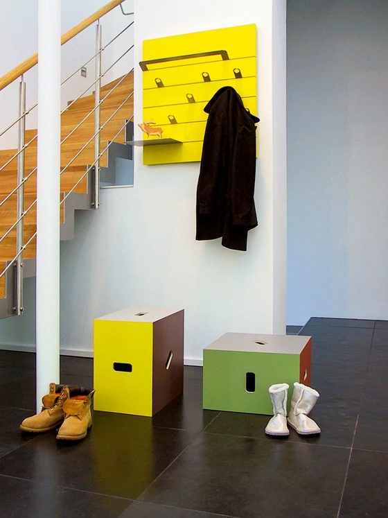 Flexibel: Die Haken der Garderobe lassen sich in der Höhe variieren. «hock!» kann Sitz, Skulptur oder Tisch sein