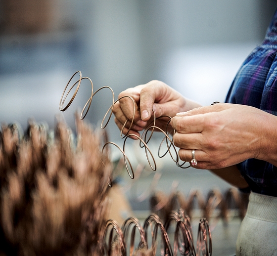 So eine Stahlfeder mit 6, 9 oder 12 Gängen geht durch viele Hände und Weiterverarbeitungsschritte, bevor sie sich direkt auf den Schlafkomfort auswirken kann.