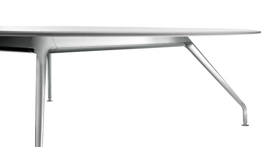 The modular base with its angled feet and wide span gives the table an impression of weightlessness