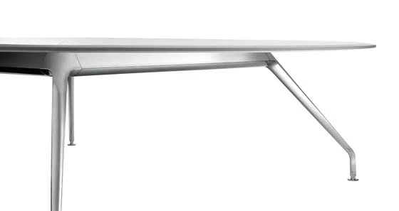 The modular base with its angled feet and wide span gives the table an impression of weightlessness