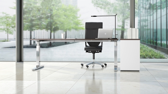 No longitudinal crossbar obstructs the legroom. The construction transmits all the loads effectively and gracefully to the bottom runners