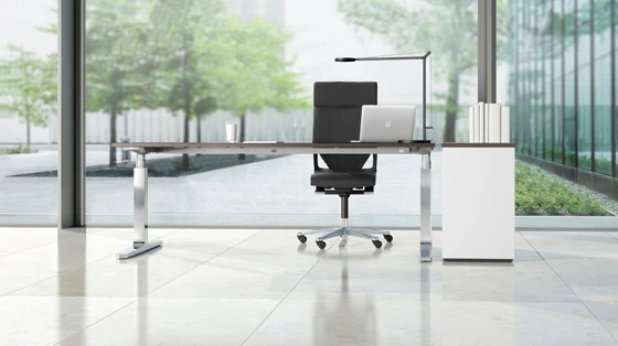 No longitudinal crossbar obstructs the legroom. The construction transmits all the loads effectively and gracefully to the bottom runners