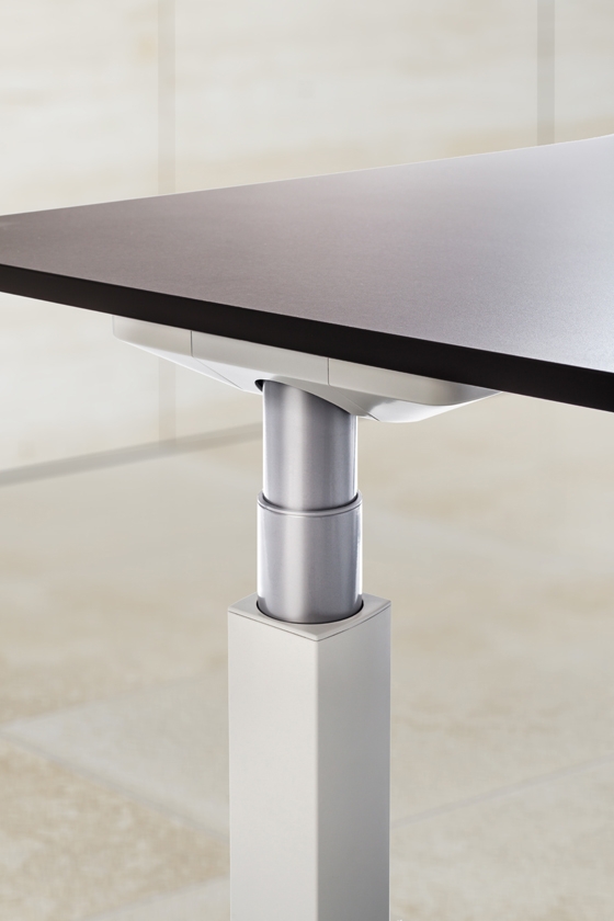 The essentials at a glance: a flat connecting element joins the longitudinal beam and telescopic column into a rigid frame that securely directs all forces into the table foot