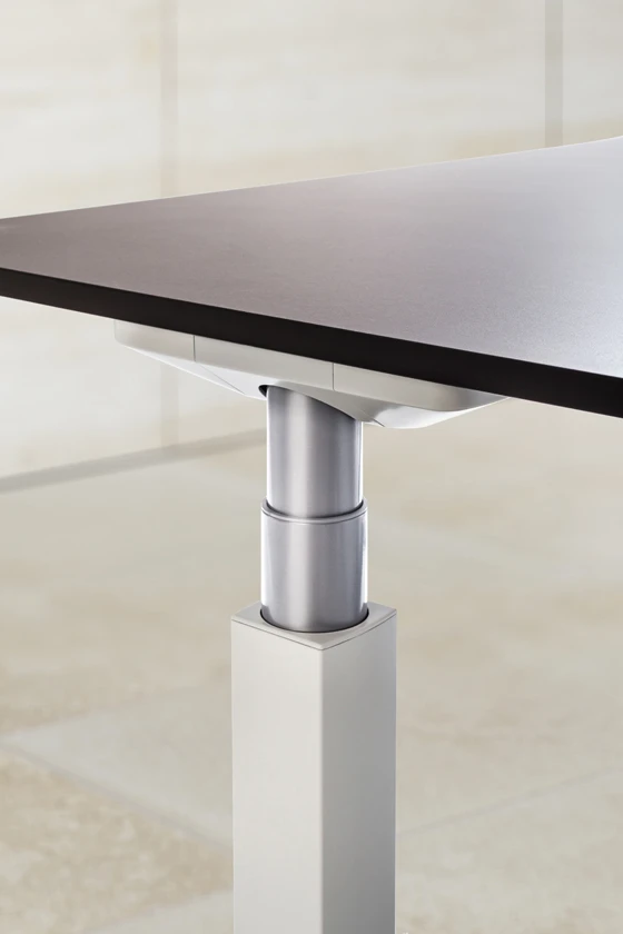 The essentials at a glance: a flat connecting element joins the longitudinal beam and telescopic column into a rigid frame that securely directs all forces into the table foot