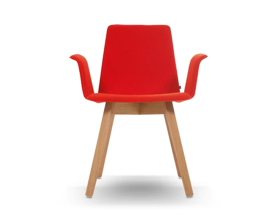 Inviting: the lively armrest version of “Maverick” makes sitting at the table a thoroughly comfortable experience