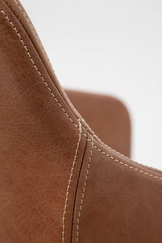 Skilful: a simple yet elegant double top-stitched seam highlights the vivacious design of “Youma” and visualises the high-quality craftsmanship that goes into its production