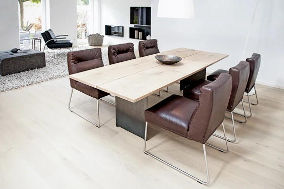 Lightweight: “D-Light” combines the comfort of an armchair with the daintiness of a chair. Its remarkable lightness makes it easy to manoeuvre at the table