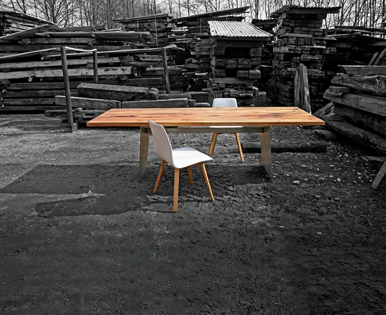 Upcyling: the beams used for the “Barbarossa” table originate from old half-timbered houses. The steel frame goes well with the historic oak tabletop