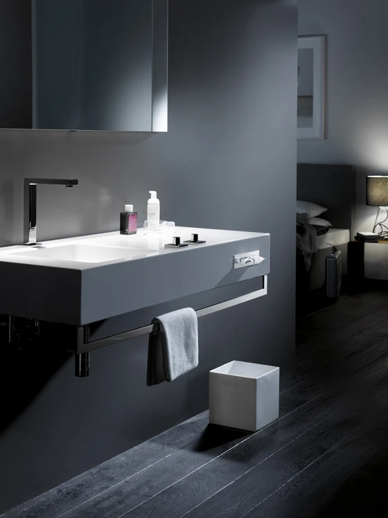 Ein maßgefertigter Waschtisch für ein Hotelprojekt. Die versetzte Armaturenbedienung, Tissuespender und Handtuchhalter sind individuelle Ausstattungsdetails