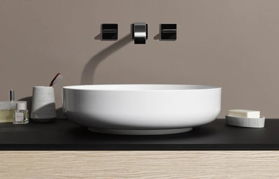 Aufsatzbecken „AB.SO450.1 - Sondo“ hat bei einer Höhe von 115 mm einen Durchmesser von 450 mm. Am besten kommt es in Kombination mit einer Wandarmatur zur Geltung