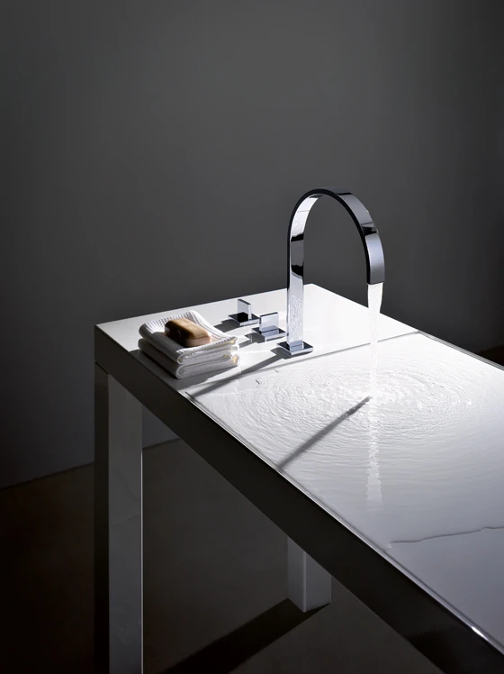 Der „Betty Blue“ Waschtisch nimmt es wörtlich. Es gibt keine Beckenmulde und das Wasser verschwindet in einer umlaufenden Schattenfuge. 1200 x 600 x 850 mm