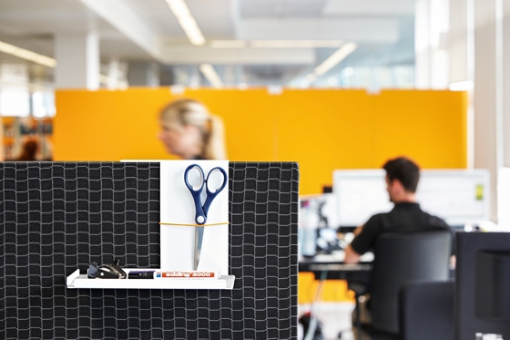 The new Team tools make zoned workplaces more comfortable and more individual, for example with this tray … Photo: Jens Küsters