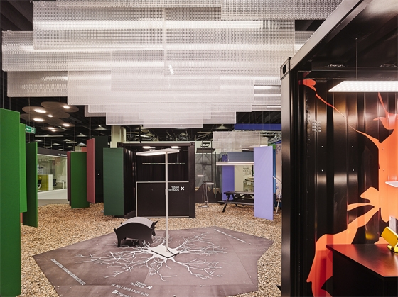 In a large glade in the middle of the Rossoacoustic forest stands a groundbreaking innovation: a sound-masking LED workplace luminaire; photo: Frank Ockert