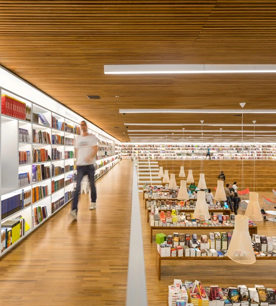 In der Livraria Cultura verläuft entlang der Wände des Obergeschosses eine Zwischenebene, die Zugriff auf die Bücher in den obersten Regalen ermöglicht