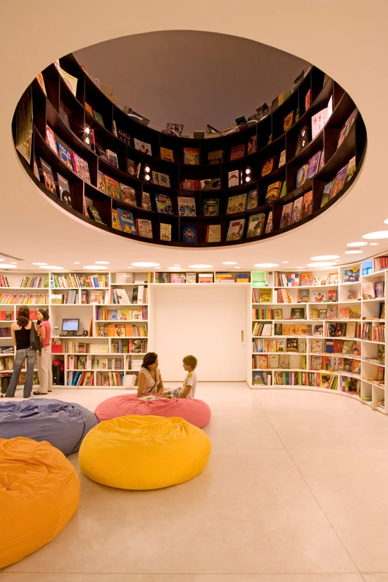 Mit den geschossdurchbrechenden Öffnungen der Buchhandlung Livraria da Vila in São Paulo antizipierte Isay Weinfeld den Trend für eine transparentere Gestaltung von Buchhandlungen, der mittlerweile zur Regel geworden ist