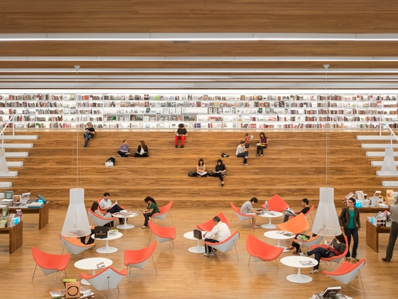 Das Obergeschoss der vom Studio MK27 konzipierten Livraria Cultura in São Paulo. Der verantwortliche Architekt Marcio Kogan beschreibt die Buchhandlung, in der auch kulturelle Veranstaltungen stattfinden, als die „Buchhandlung des 21. Jahrhunderts“