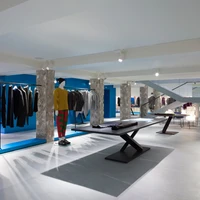 For a unifying effect, blue anodized aluminium panels are used on both the ground and lower floors