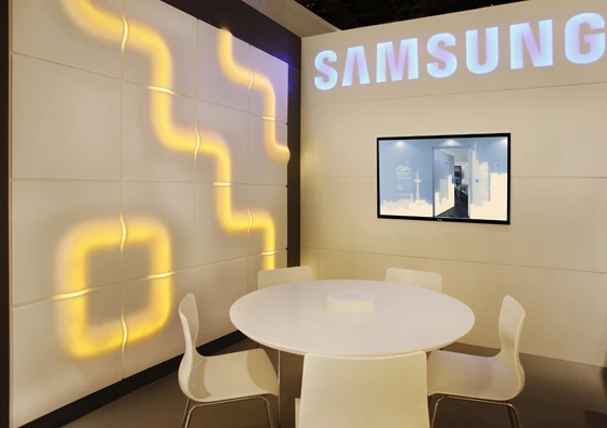 A white STARON® facade module (left) in combination with the insulating material FOAMGLAS® and LED backlighting at BAU 2015. In practice the modules can be mounted simply and in a single operation