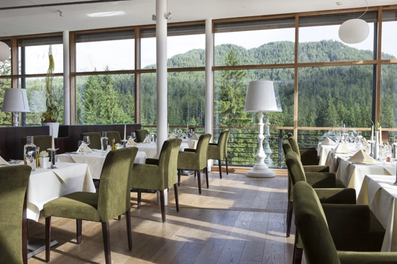 Seherlebnisse für die Seele – typisch Kranzbach. Oben: Blick vom Hauptgebäude auf das Gipfelpanorama; unten: Aussicht vom Restaurant