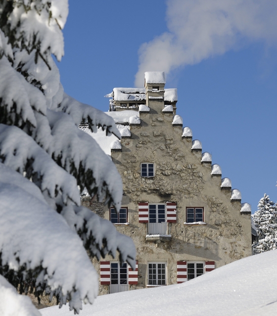 Das historische, 1915 fertiggestellte Hauptgebäude des Kranzbach, ehemaliger Alpensitz der jungen englischen Aristokratin Lady Mary Portman am Fuss der Zugspitze, besticht durch Arts-and-Crafts-Elemente wie Staffelgiebel