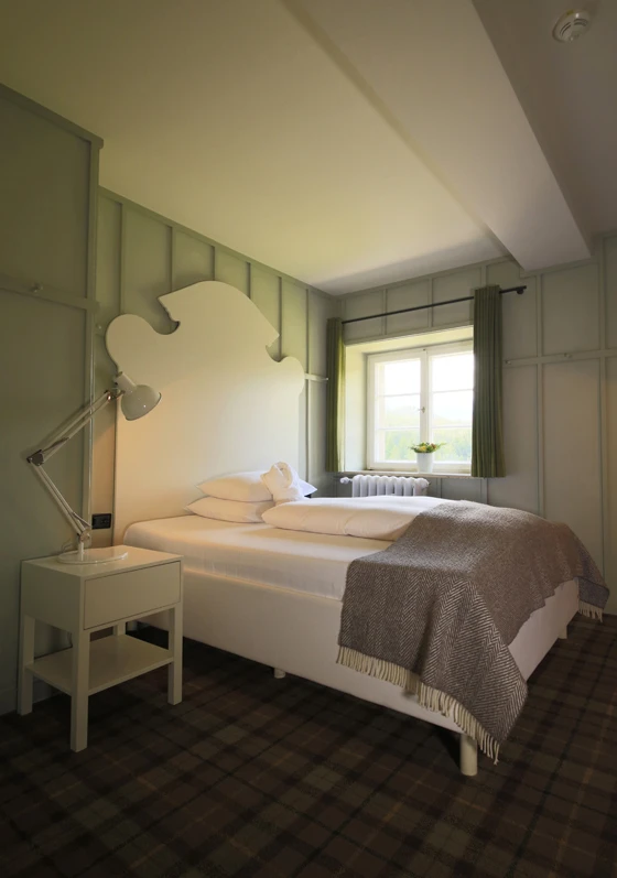 Komfort, Stille und Spitzendesign erwarten alle, die sich in die abgeschiedene Bergwelt des Kranzbach begeben. Hier zu sehen eine Junior Suite und ein Einzelzimmer