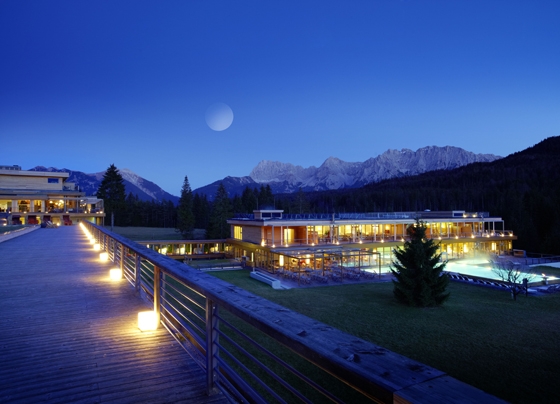 Der Gartenflügel aus Lärchenholz und Glas sowie das angeschlossene Badehaus unterlassen alle historisierenden Gesten und bilden stattdessen einen warmen architektonischen Kontrapunkt zum Haus Mary Portmans