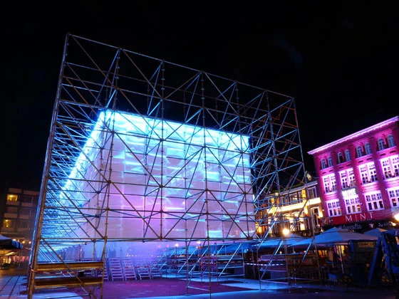 The space-creating sculpture consisting of scaffold tubes and the Valmex® TF 400 fabric of Mehler-Texnologies GmbH was a crowd-puller at the GLOW light-art festival in Eindhoven, Netherlands, in 2014
