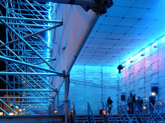 Around 1,400 square metres of fabric strips were intertwined with the structure by industrial climbers and installed in two layers