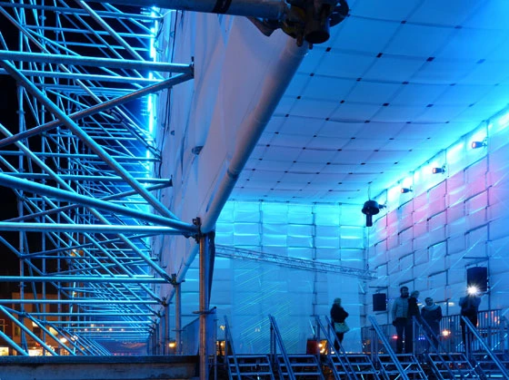 Around 1,400 square metres of fabric strips were intertwined with the structure by industrial climbers and installed in two layers