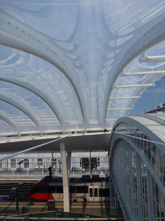 An airy roof that won't have any problems even with the snow loads it will have to withstand and nevertheless looks ultra-light. Blowers keep the 6,000-square-metre area of foil cushions under pressure and in shape; photo: CENO Membrane Technology