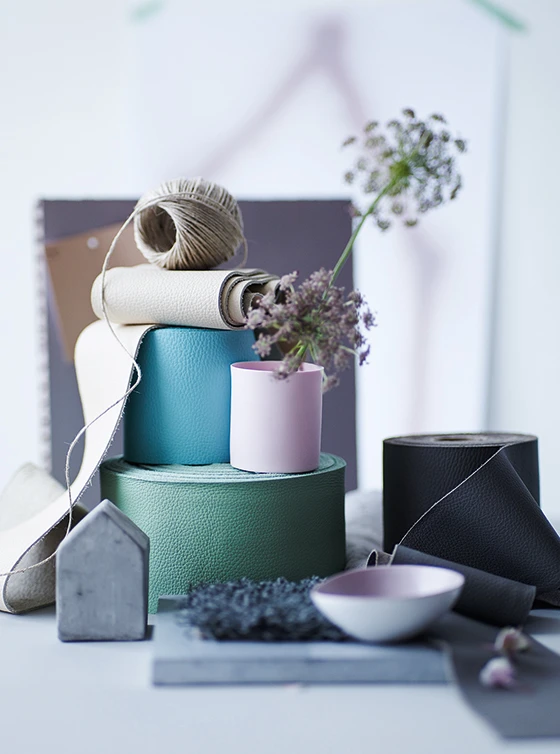 Die Kollektion BE DIFFERENT kombiniert zeitgemässe Materialien und Farben. Welche, kann der Kunde per RUGX-Konfigurator selbst bestimmen: Zur Wahl stehen Pastell- und Neontöne sowie Rau- und Glattleder für die Einfassung