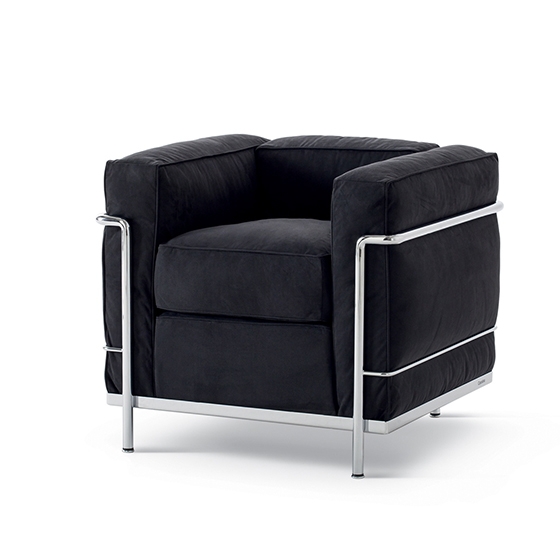 This LC2 version is upholstered with the ‘Waterborn’ fabric of Danish manufacturer Kvadrat. This version is currently available at designfunktion for €2,590