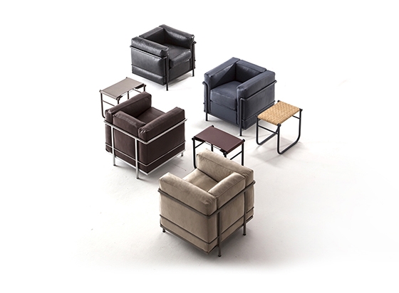 Soft colours and matte finishes allow the LC series on the occasion of the anniversary to come across as surprisingly warm and cosy. With covers made of fabric and natural leather, the armchair comes surprisingly close to its original look of 1928