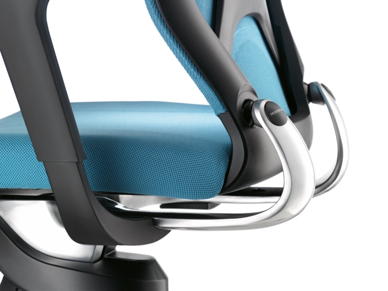 To reduce the price of the IN chair, a range of innovative materials and processes are applied, including a single-piece backrest and seat frame with varying levels of flexibility built in