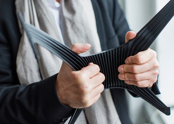 Joints at the rear of the seat and back frame align with the hips to enable a wide range of motion; the swing arms each move independently to synchronise with the body