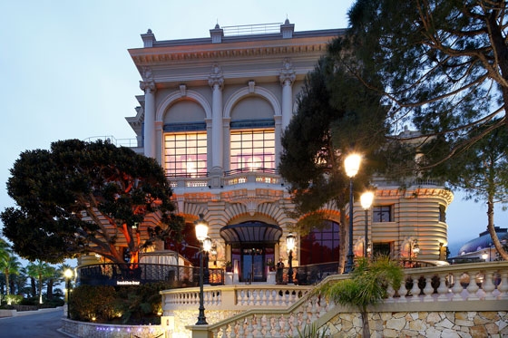 With the Casino de Monte Carlo in Monaco, the aspects of design and energy efficiency were also very much the centre of attention. Very similar to the original model, the glazing has horizontal panes and, in part, arches