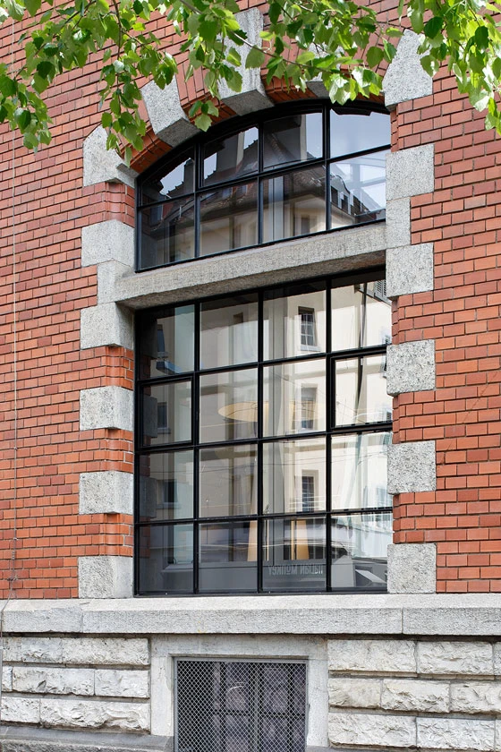 Forster unico XS ist ideal für den Einsatz in historischer Bausubstanz, wenn es darum geht, klassische, kleinteilige Industrieverglasungen durch wärmegedämmte Produkte ersetzen zu müssen – wie hier beim Löwenbräu-Areal in Zürich.