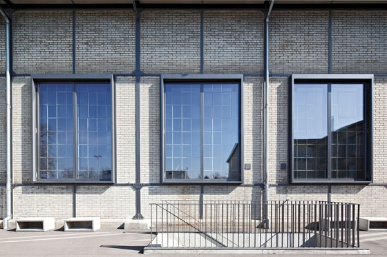 The new ‘cleaning windows’ at the von Roll university centre in Bern represent a very special case. Like flat boxes, the slender two-part windows with double leaves are mounted in front of the historic glazing and protect them just like glass cabinets