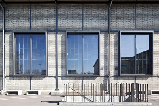 Einen Sonderfall stellen die neuen „Reinigungsfenster“ am Hochschulzentrum vonRoll in Bern dar. Wie flache Kästen sind die feingliedrigen zweiteiligen Fenster mit Stulpflügel vor die historischen Verglasungen montiert und schützen sie wie Vitrinen.