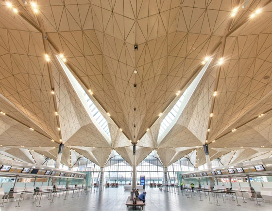Imposant glänzt die goldbronzene Dachstruktur des Pulkovo Airport, deren Prinzip der Faltung wie eine Reminiszenz an die expressionistische Architektur erscheint; Foto: Yuri Molodkovets