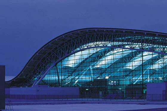 Aus dem vielfältigen Vokabular des Renzo Piano Building Workshops: Mit Reminiszenzen an Flugzeughangars zelebriert Kansai Konstruktion und Spannweiten; photo: Hata Yoshio - Fondazione Renzo Piano