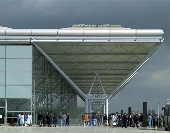Die Neuerfindung des Bautypus „Flughafen“ durch Foster+Partners: Stansted gilt als Stunde Null einer Flughafenarchitektur, die nahezu alles hinterfragte, was konventionell den Bau von Flughäfen ausmachte; Foto: Ken Kirkwood