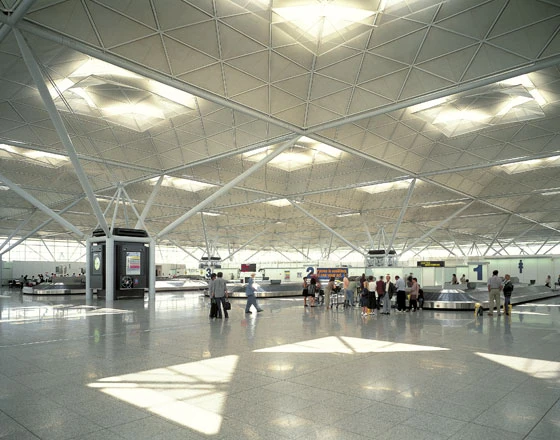 Mit einer lichten Höhe von 15 Metern, einem funktionalen Innenraum ohne abgehängte Werbeflächen und dem Tageslicht der Decke war Stansted 1981 kaum weniger als eine kleine Revolution der Flughafenarchitektur; Foto: Dennis Gilbert
