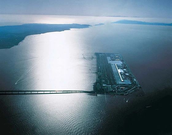 Der auf einer künstlichen Insel gebaute Flughafen Kansai muss sich heute mehr denn je im Wettbewerb bewähren und wurde jüngst um Startbahn und ein Terminal erweitert; Foto: Sky Front’s- Fondazione Renzo Piano