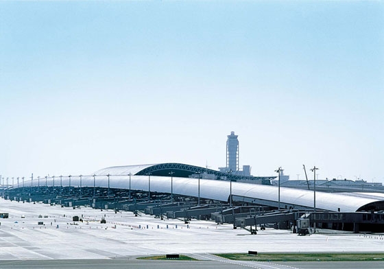 Der auf einer künstlichen Insel gebaute Kansai International Airport (Renzo Piano) hielt seit seiner Eröffnung mit 1,7 km Länge über 30 Jahre den Rang des längsten Terminals der Welt; Foto: Shinkenchi-ku-sha - Fondazione Renzo Piano