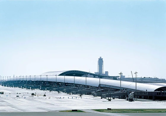 Der auf einer künstlichen Insel gebaute Kansai International Airport (Renzo Piano) hielt seit seiner Eröffnung mit 1,7 km Länge über 30 Jahre den Rang des längsten Terminals der Welt; Foto: Shinkenchi-ku-sha - Fondazione Renzo Piano