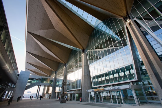 Der Pulkovo Airport Sankt Petersburg von Grimshaw: Glas und Stahl werden sich bei Temperaturschwankungen zwischen 35° im Sommer und -35° im Winter bewähren müssen, Foto: Yuri Molodkovets